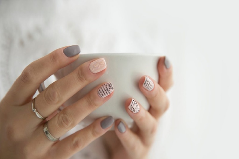 Nhẫn nữ kiểu dáng mặt nước đính đá hoặc bản nhẫn vừa trơn 